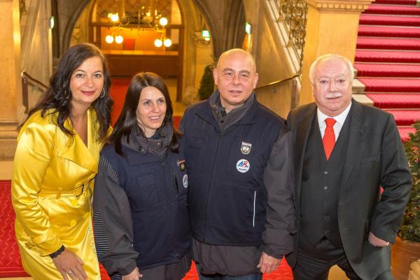 Stadträtin Ulli Sima, zwei WasteWatcher und Bürgermeister Michael Häupl